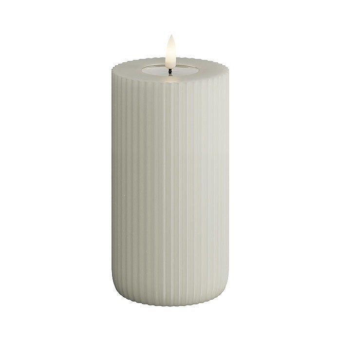 LED Stumpenkerze mit Rillen sand 15 cm von Deluxe Homeart - Kerzen/Candles