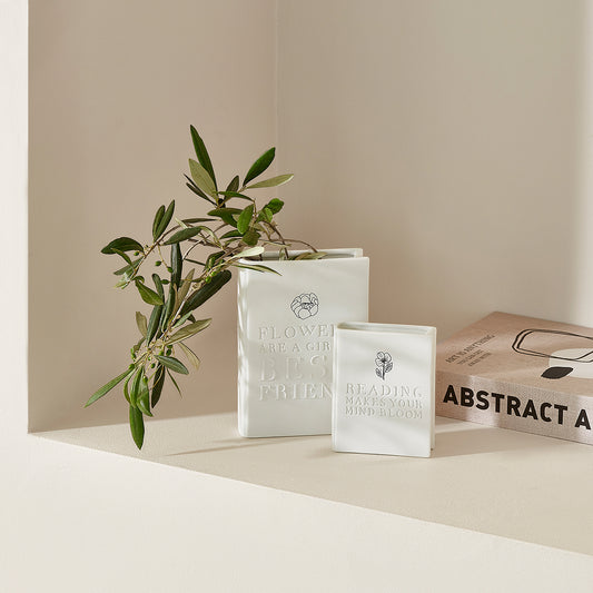 Vase aus Porzellan Buchform "Flowers are a girls best friend" von räder design ausgefallene Vase