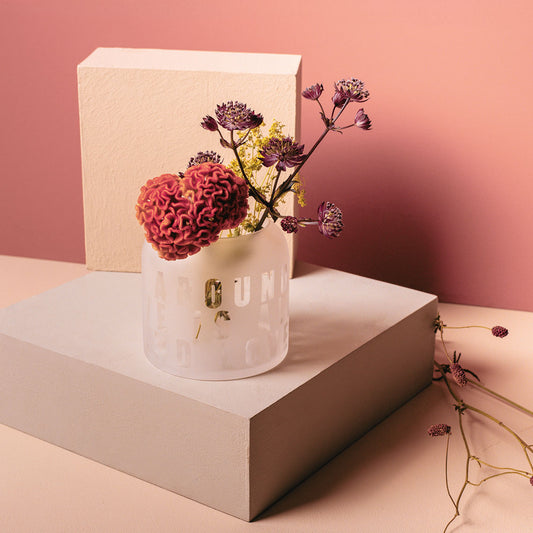 Vase aus Glas mit Beschriftung "Love is all around" von räder design perfektes Geschenk Liebe