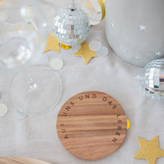 Untersetzer aus Holz 2er-Set mit Beschriftung "Auf uns und das Leben" von räder design Originelle Untersetzer