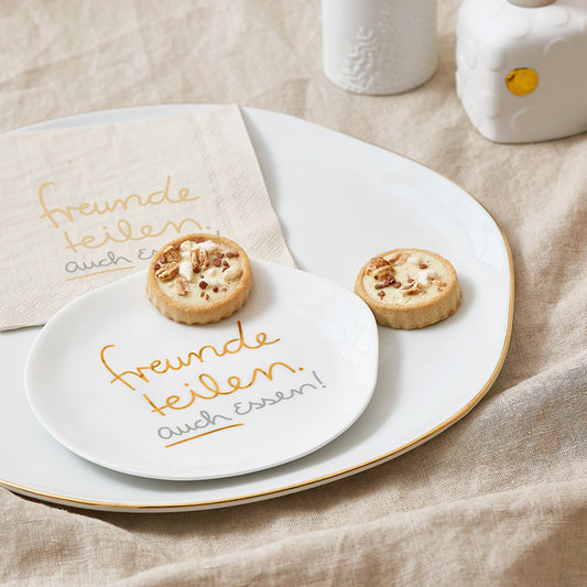 Teller (klein) aus Porzellan " Freunde teilen auch Essen " von räder design