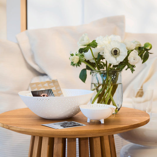 Schale aus Porzellan mit drei Füßen und Lochstanzungen von räder design