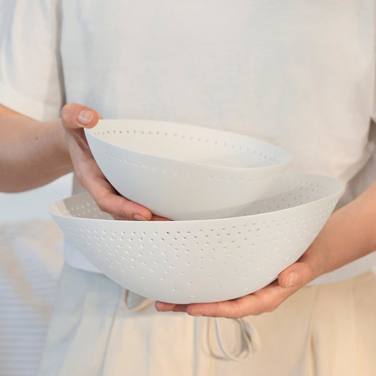 Schale aus Porzellan mit Lochstanzungen von räder design