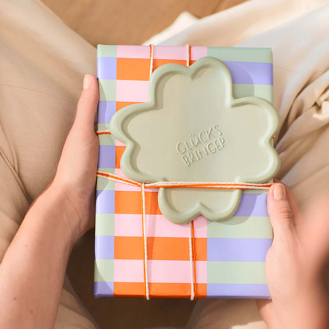 Klein grünes Kleeblatt Teller von räder design, als Glücksbringer verpackt, kreative Geschenkidee.