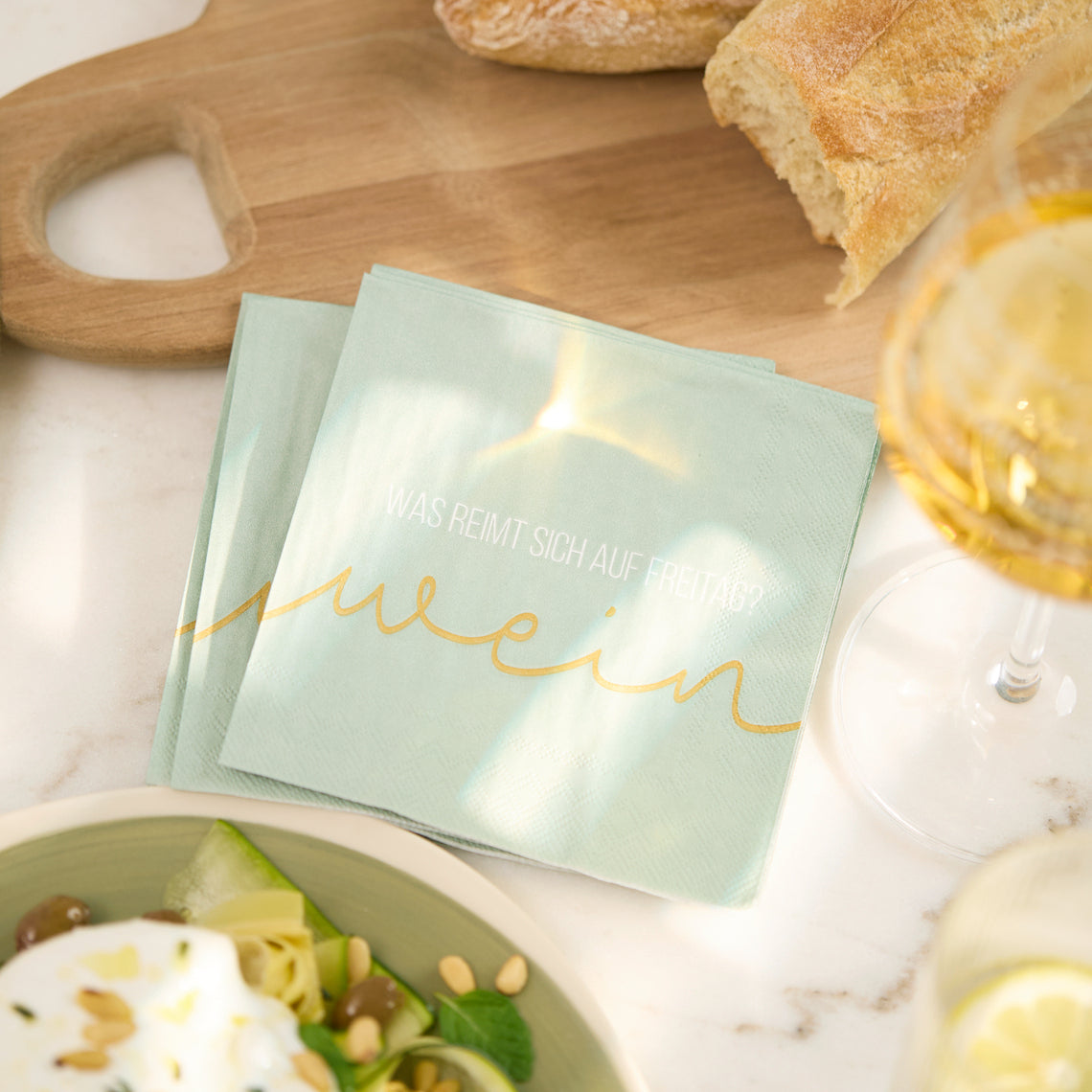 Cocktailservietten "Was reimt sich auf Freitag? Wein" Serviette 2026 von räder design