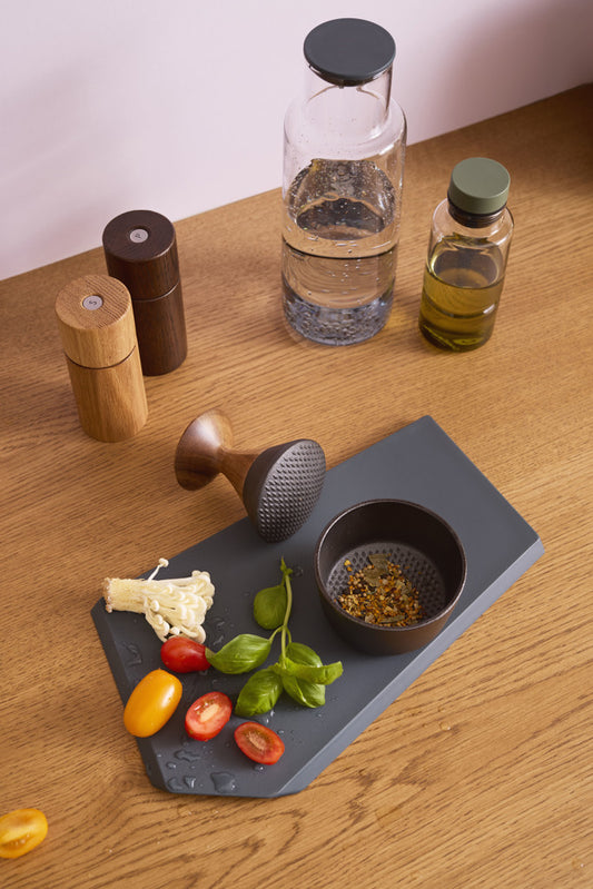 Kiruna Mörser Black Schwarz Gusseisen Akazie von Crushgrind - Qualität aus Dänemark