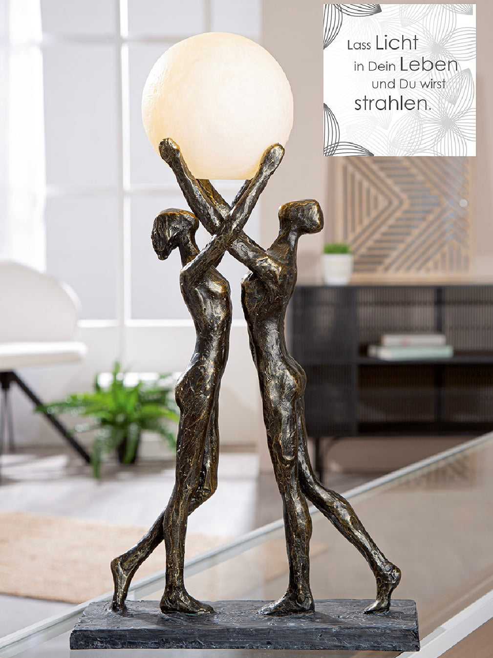Tischleuchte (mit LED) "hold the light" mit Paarmotiv aus Kunstharz von Gilde