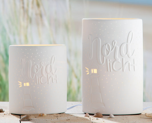 Tischleuchte "Nordlicht" mit Leuchtturmmotiv Schriftzug Nordlich aus Porzellan in weiß von Gilde L. 10 cm, B. 17 cm, H. 20.5 cm