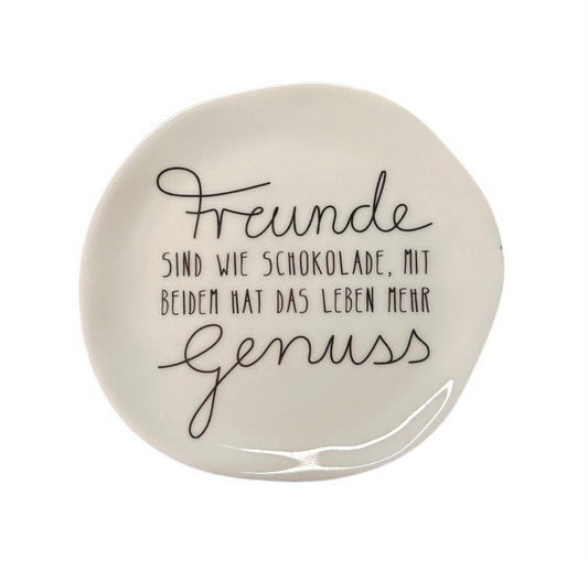 Teller (klein) aus Porzellan "Freunde sind wie Schokolade" von räder design