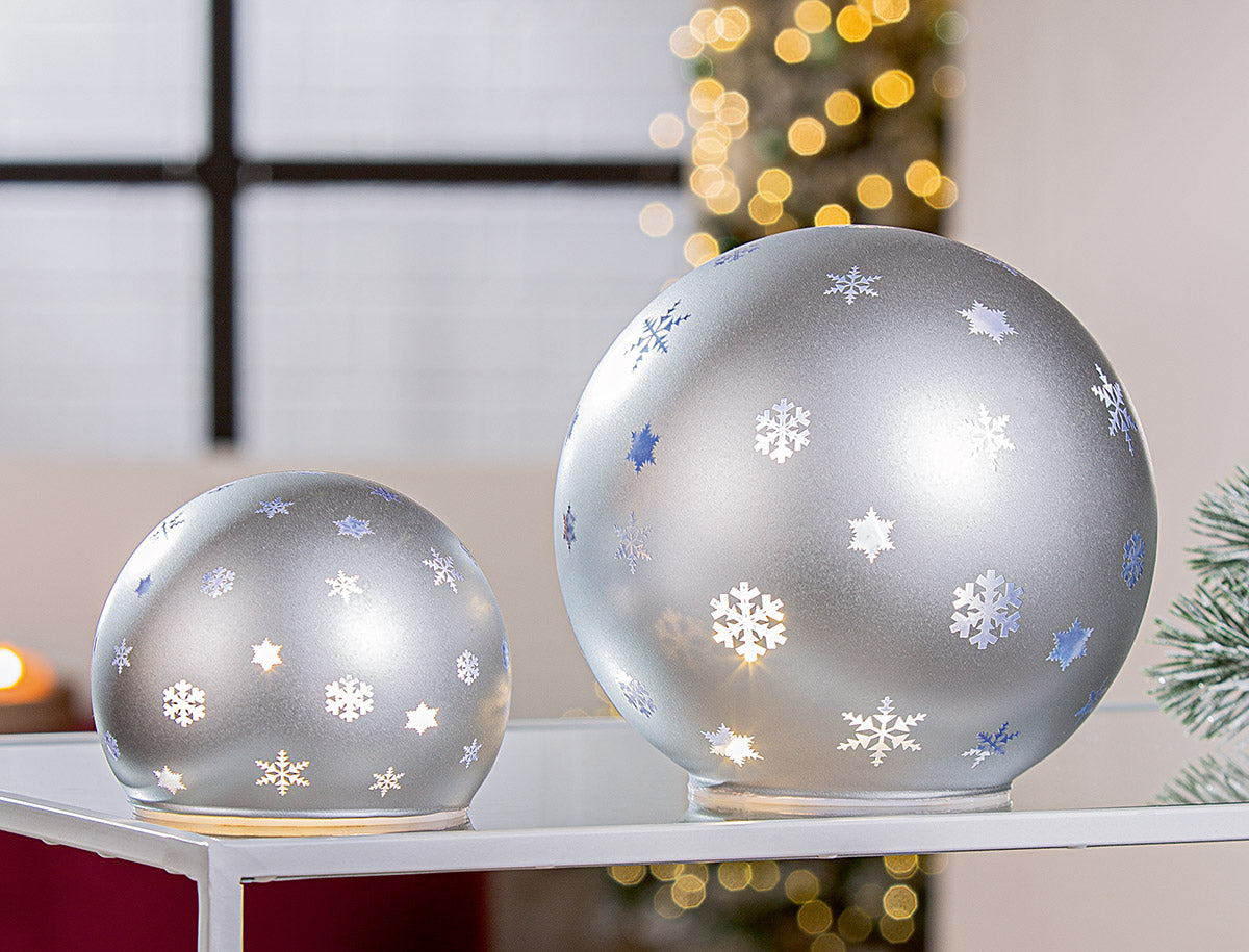 LED Kugel „Estella“ von Gilde – Glas Deko mit Schneeflocken 10 cm