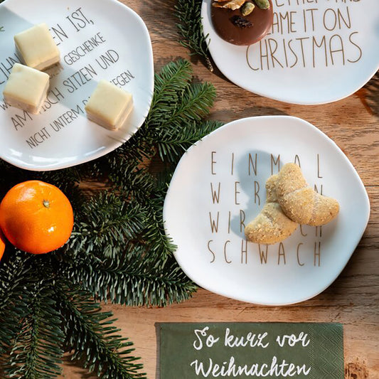 Teller (klein) aus Porzellan "Weihnachten ist wenn die besten Geschenke..." von räder design - Weihnachten Weihnachtsdekoration