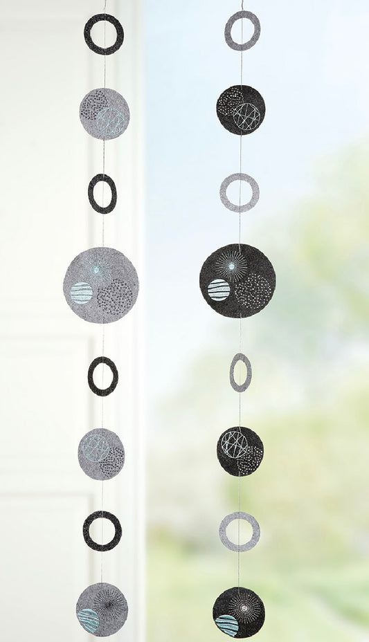 Girlande "Universe" aus Filz mit Planetenoptik 135cm lang von Gilde