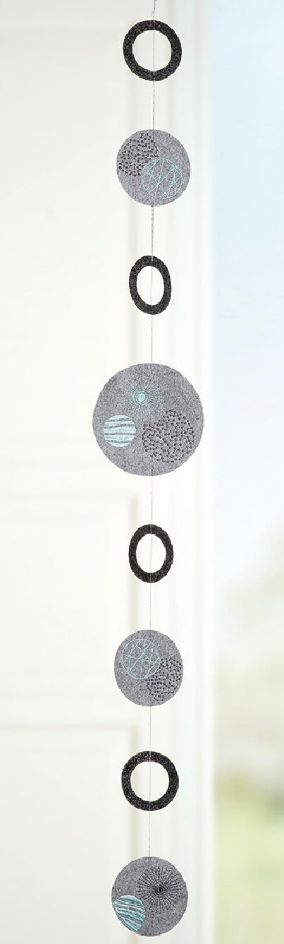 Girlande "Universe" aus Filz mit Planetenoptik 135cm lang von Gilde