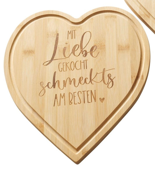 Schneidebrett aus Holz Herzform mit Spruch "Kochen mit Liebe" in zwei Varianten von Boltze