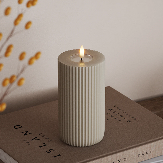 LED Stumpenkerze mit Rillen sand 15 cm von Deluxe Homeart - Kerzen/Candles