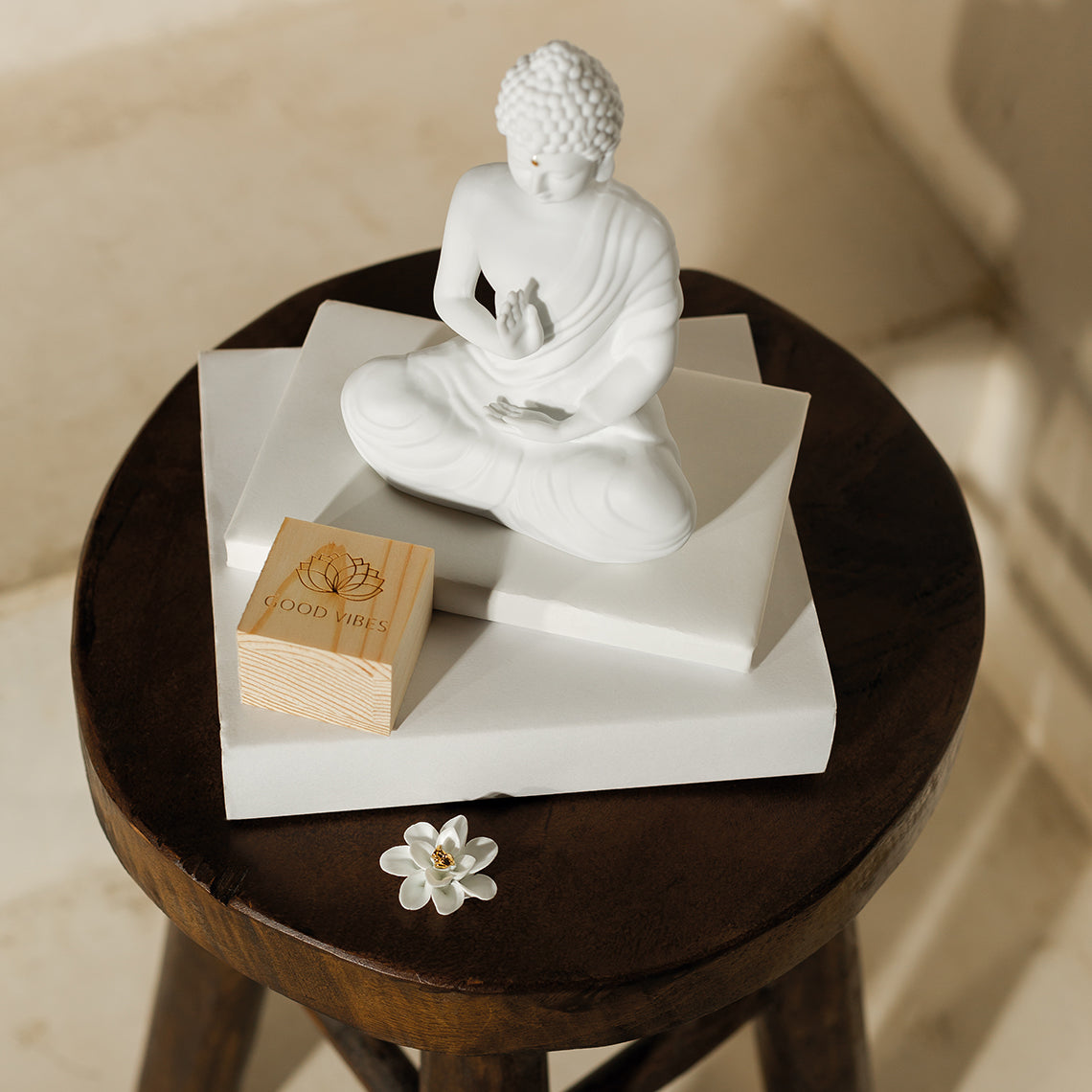 Buddha Figur sitzend aus Porzellan ( klein ) von räder design modern living