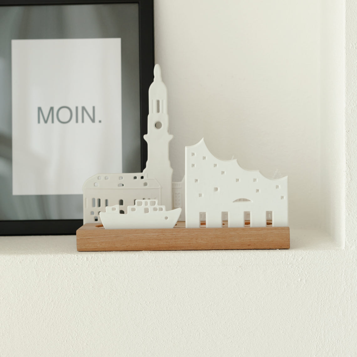Teelichthalter aus Porzellan und Holz " Stadtsilhouette Hamburg " von räder design