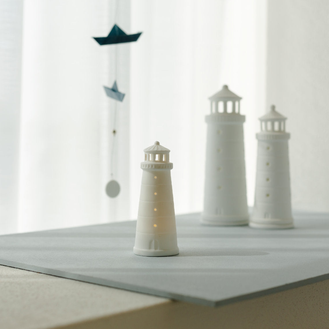 Maritimer Leuchtturm aus Porzellan mit LED-Beleuchtung von räder design