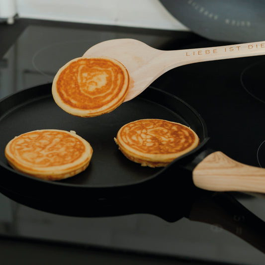 Pfannenwender auf Holz " Liebe ist die beste Zutat " von räder design