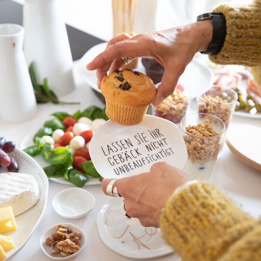 Teller (klein) aus Porzellan " Ihr Gebäck nicht unbeaufsichtigt " von räder design