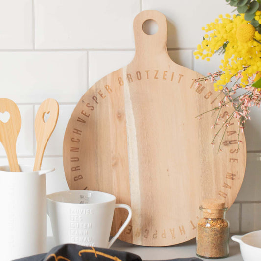 Schneidebrett rund aus Holz " Brotzeit " von räder design - Brett als Hingucker