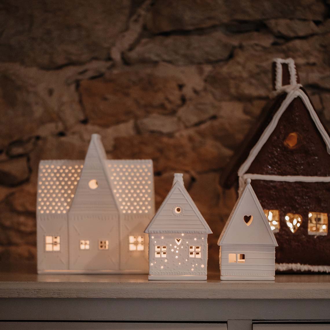 Lichthaus aus Porzellan " Lebkuchenhaus Herz " von räder design