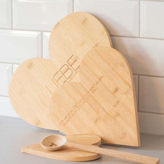 Schneidebrett (groß) aus Bambus Herzform " Liebe geht durch den Magen " von räder design Love Geschenk Geschenkidee hochwertig