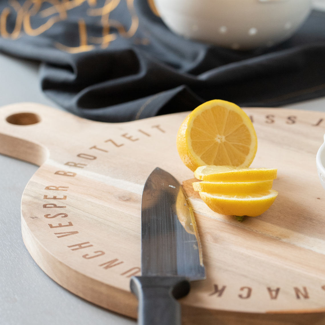 Schneidebrett rund aus Holz " Brotzeit " von räder design - Brett als Hingucker