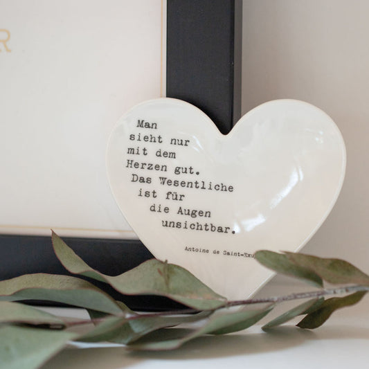 Teller (klein) aus Porzellan Herzform " Man sieht nur mit dem Herzen " von räder design