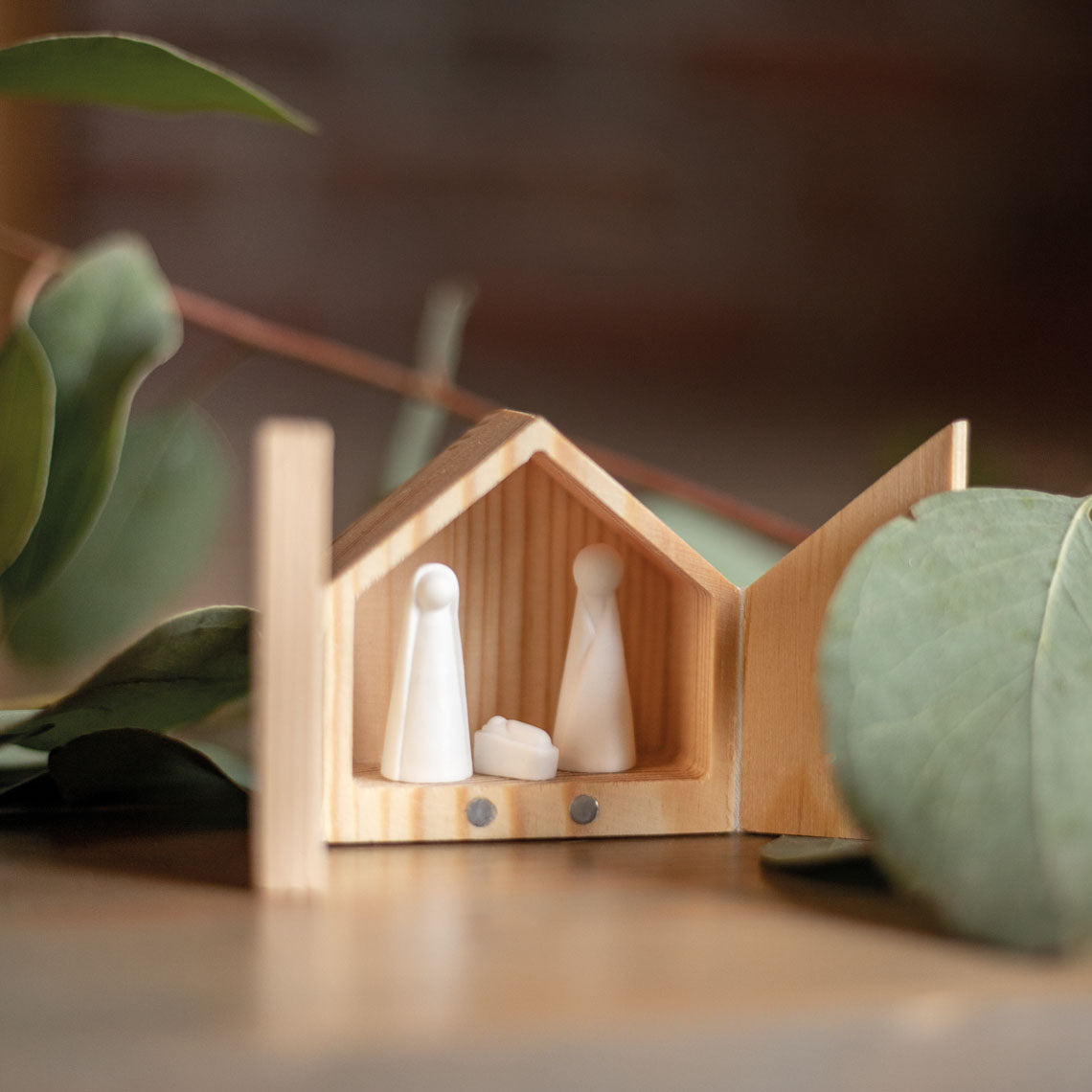 Mini-Krippe aus Holz mit Porzellanfiguren von räder design - Weihnachten Weihnachtsdekoration