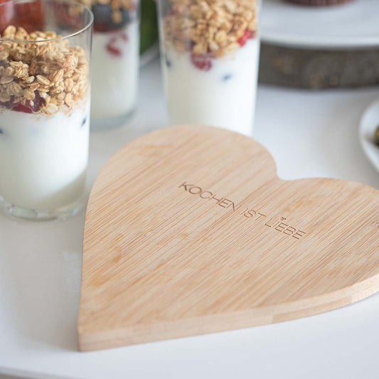 Schneidebrett aus Bambus Herzform " Kochen ist Liebe " von räder design