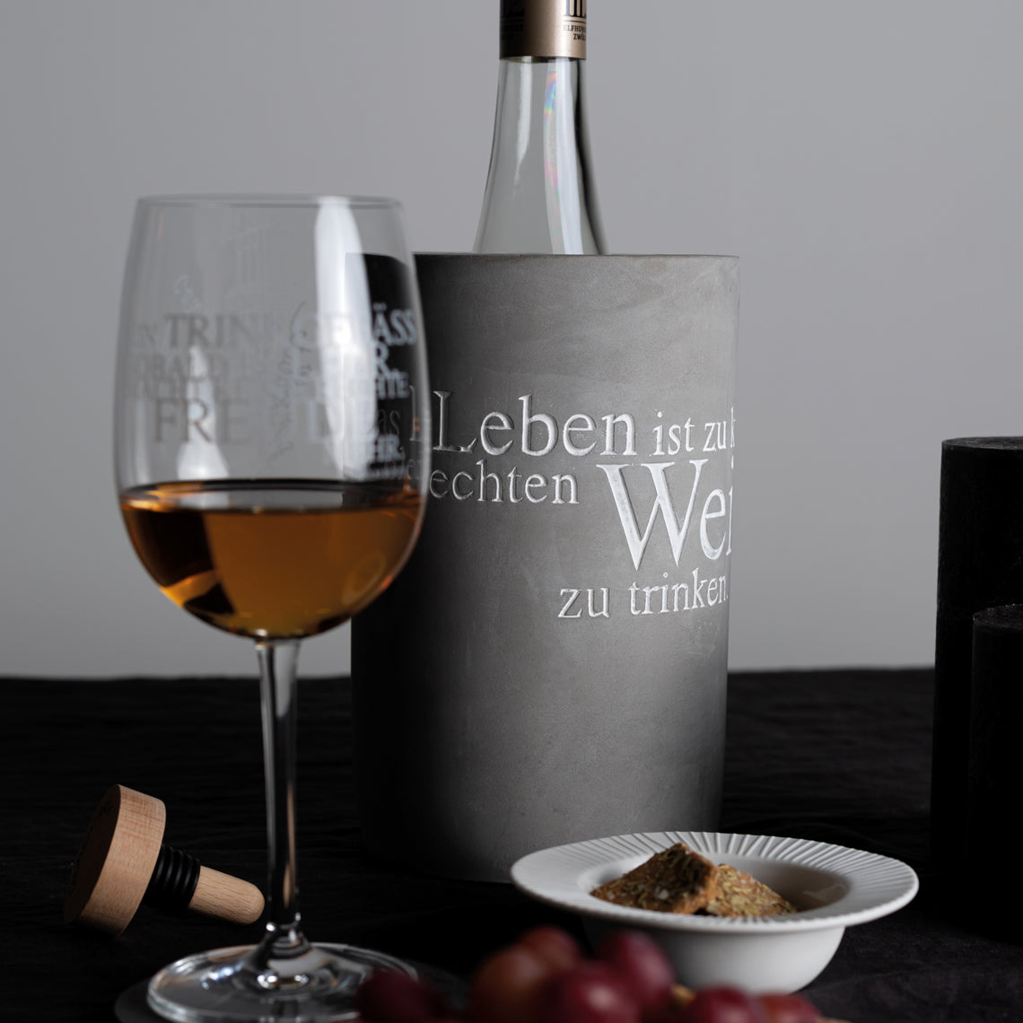 Weinkühler " Das Leben ist zu kurz für schlechten Wein " aus Beton von räder design