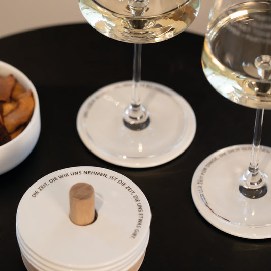 6er-Set Untersetzer aus Porzellan mit Holz-Halterung von räder design