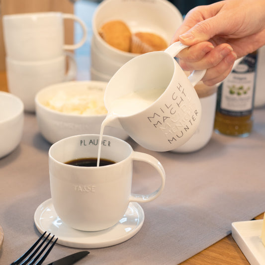 Milchkännchen aus Porzellan " Milch macht müde Menschen munter " von räder design