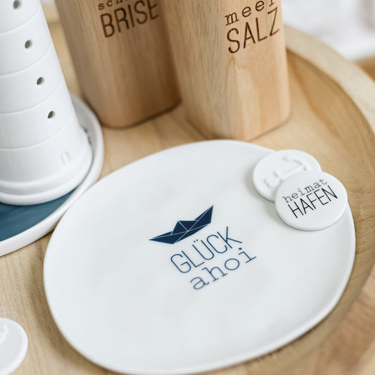 Teller (klein) aus Porzellan mit Aufdruck Schiffchen "Glück Ahoi" von räder design - Maritimer Teller