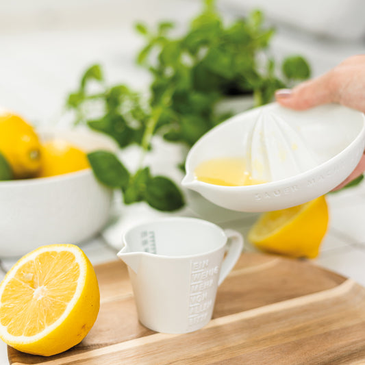 Messbecher (klein) aus Porzellan "Ein wenig mehr von allem bitte" von räder design