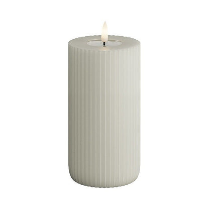 LED Stumpenkerze mit Rillen sand 15 cm von Deluxe Homeart - Kerzen/Candles
