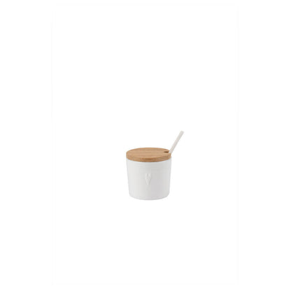 Holztablett mit Milchkännchen und Zuckerdose aus Porzellan von räder design  Modernes Frühstück mit Still