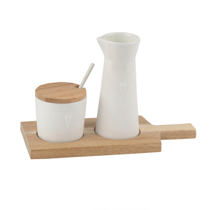 Holztablett mit Milchkännchen und Zuckerdose aus Porzellan von räder design  Modernes Frühstück mit Still