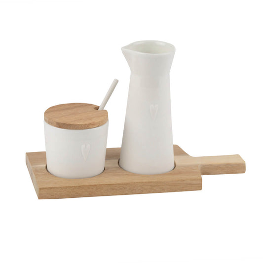 Holztablett mit Milchkännchen und Zuckerdose aus Porzellan von räder design  Modernes Frühstück mit Still
