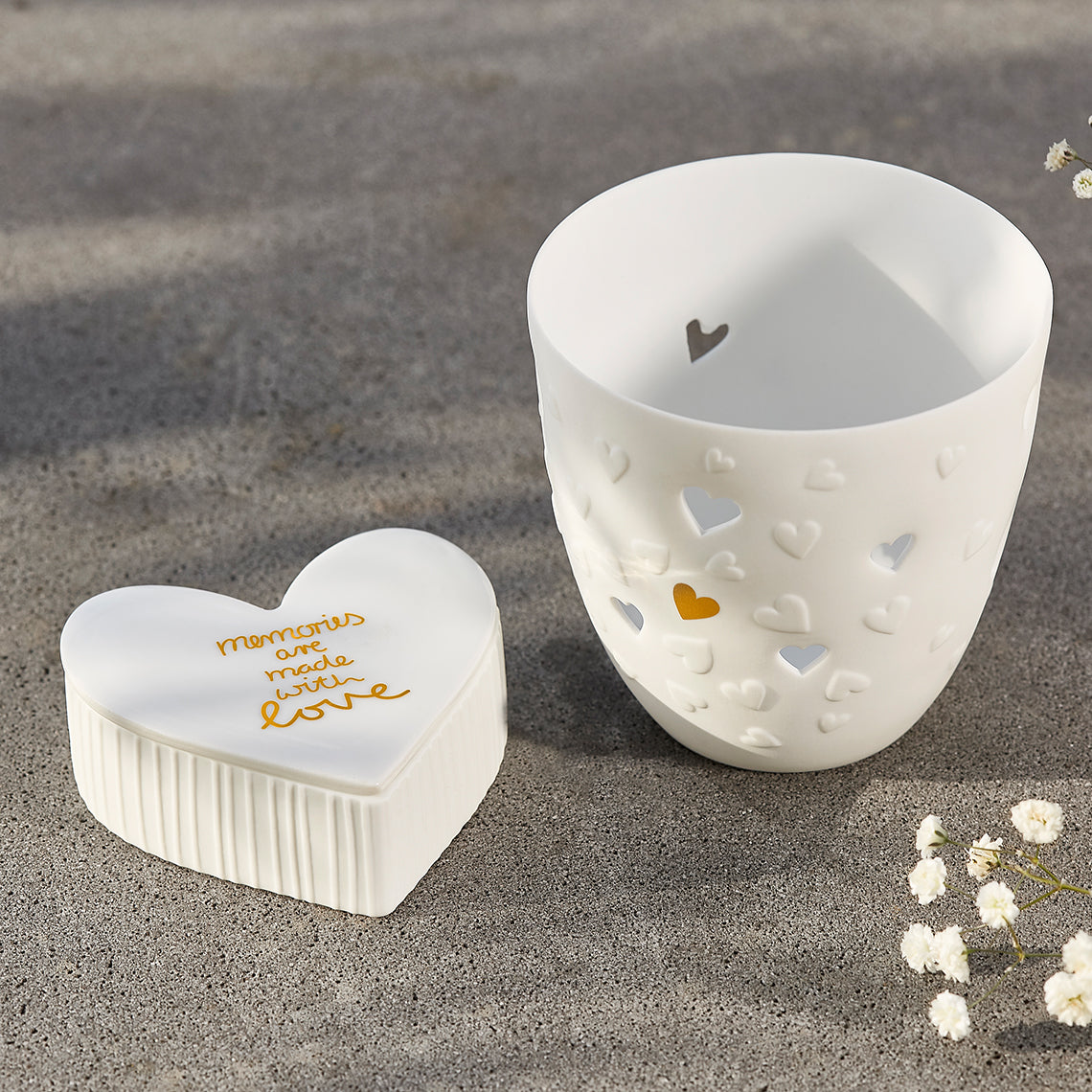 feiner Teelichthalter aus Porzellan " Goldene Herzen " von räder design