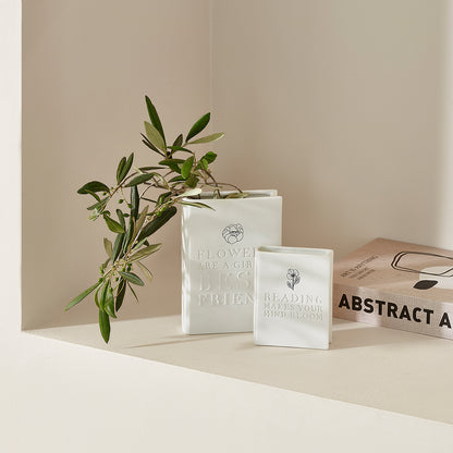 Vase aus Porzellan Buchform "Flowers are a girls best friend" von räder design ausgefallene Vase