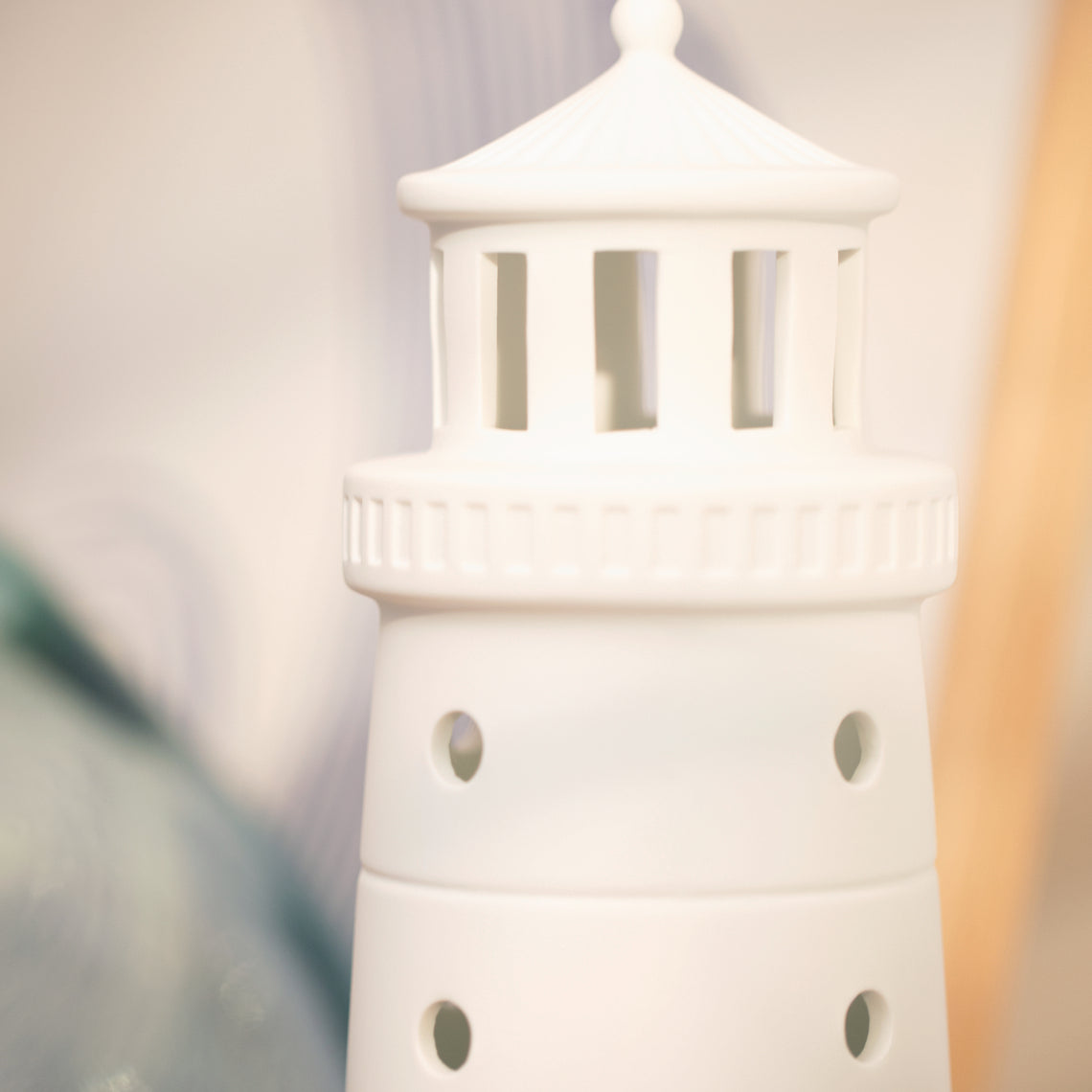 Meeresrauschen Leuchtturm aus Porzellan in weiß - Maritim Hingucker - Neuheiten 2026 von räder design D.11,3cm, H.31,5cm