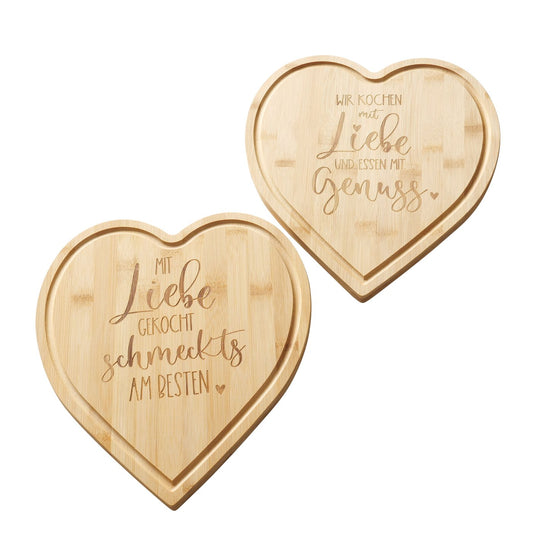 Schneidebrett aus Holz Herzform mit Spruch "Kochen mit Liebe" in zwei Varianten von Boltze