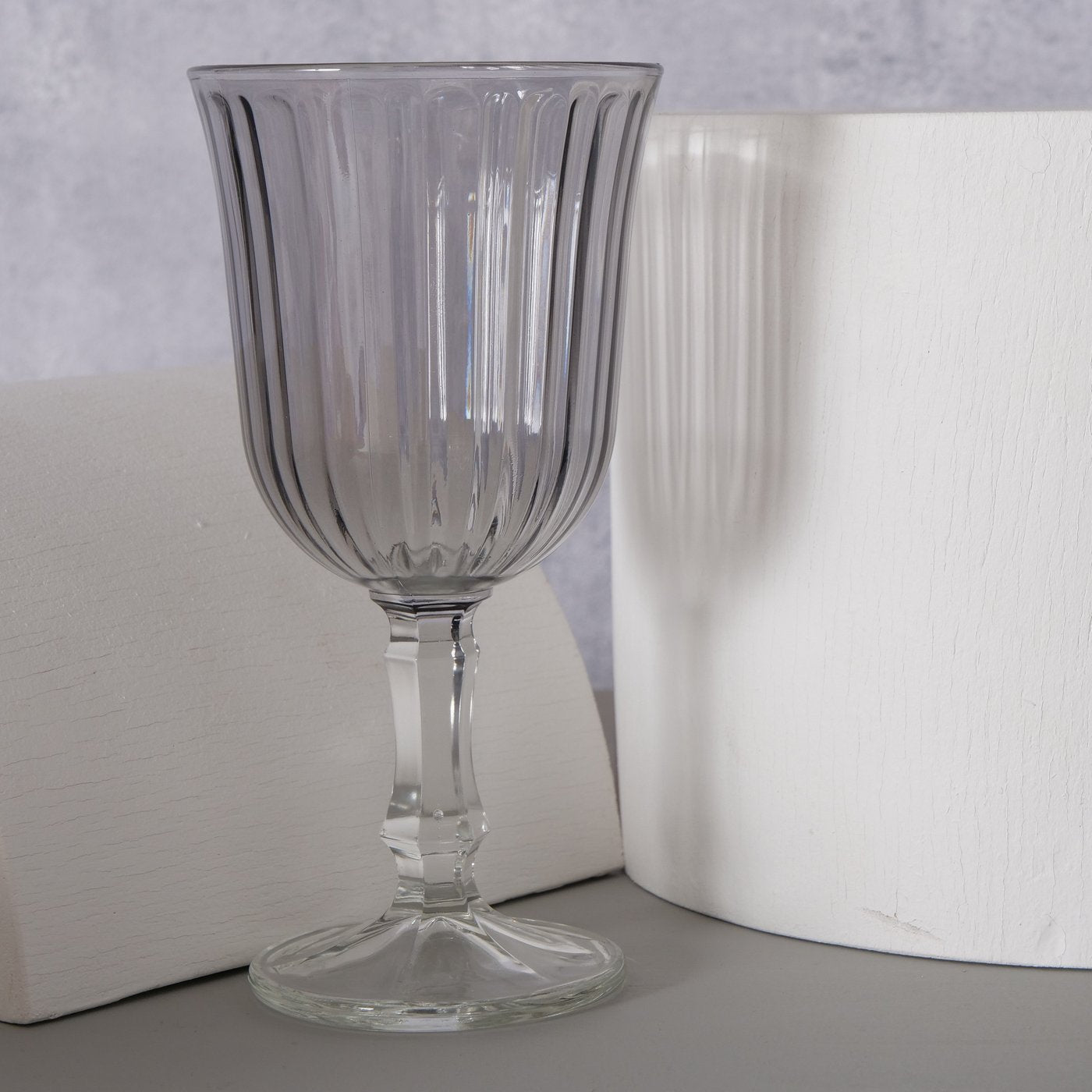 Weinglas grau mit Rillen-Relief von Boltze Modern Living Weinglas