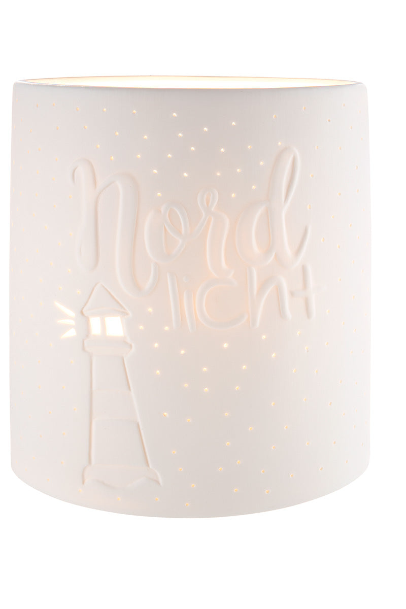 Tischleuchte "Nordlicht" mit Leuchtturmmotiv Schriftzug Nordlich aus  Porzellan in weiß von Gilde L. 10 cm, B. 17 cm, H. 20.5 cm