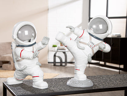 Dekofigur Astronaut macht Karate von Gilde Lustiger Hingucker