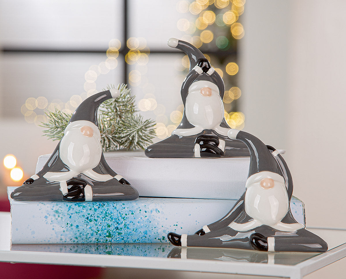Yoga Santa „Grigio“ von Gilde – Keramik Weihnachtsfigur 11 cm