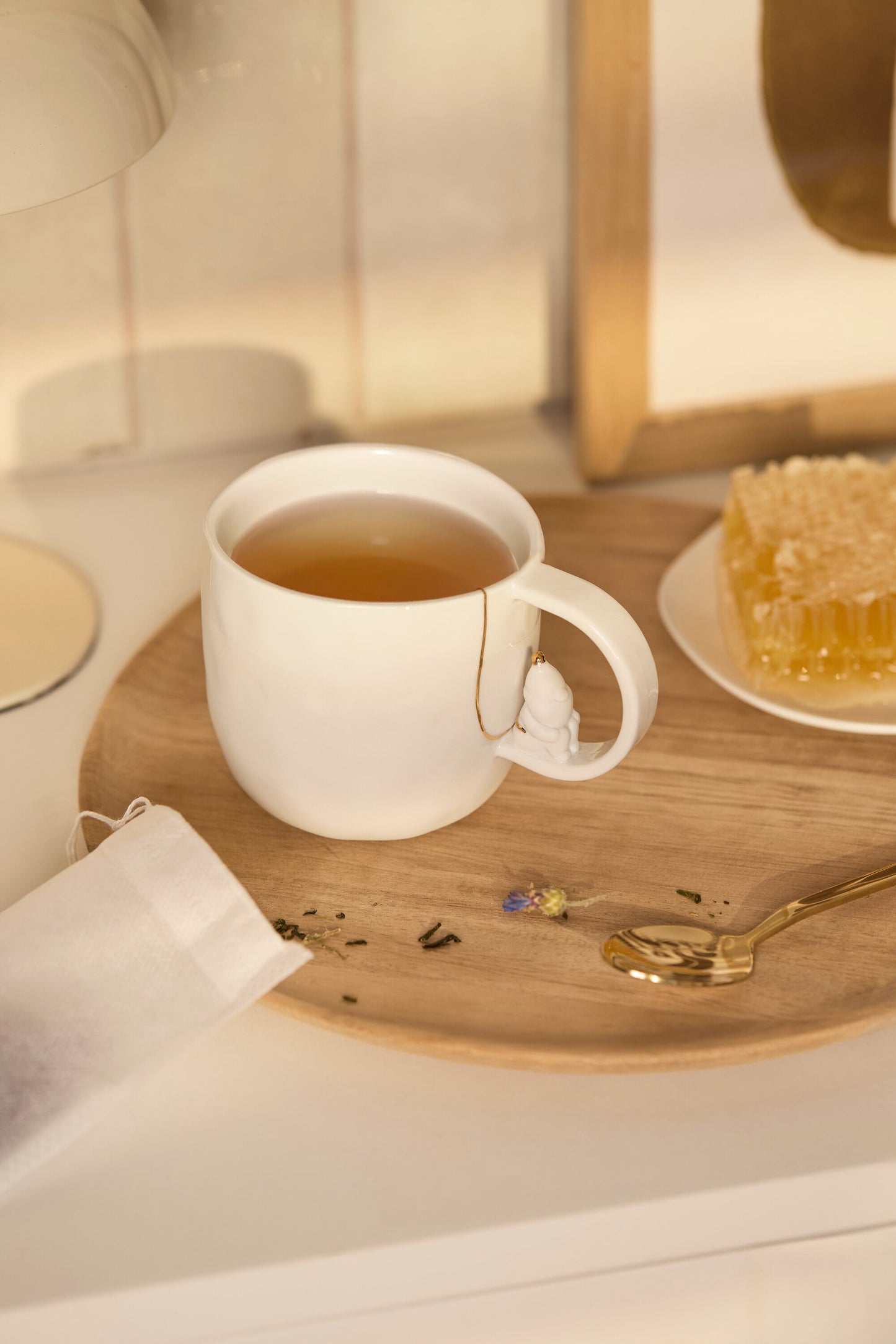 Tasse Santa von räder design – Weihnachtlicher Porzellanbecher mit goldenen Details