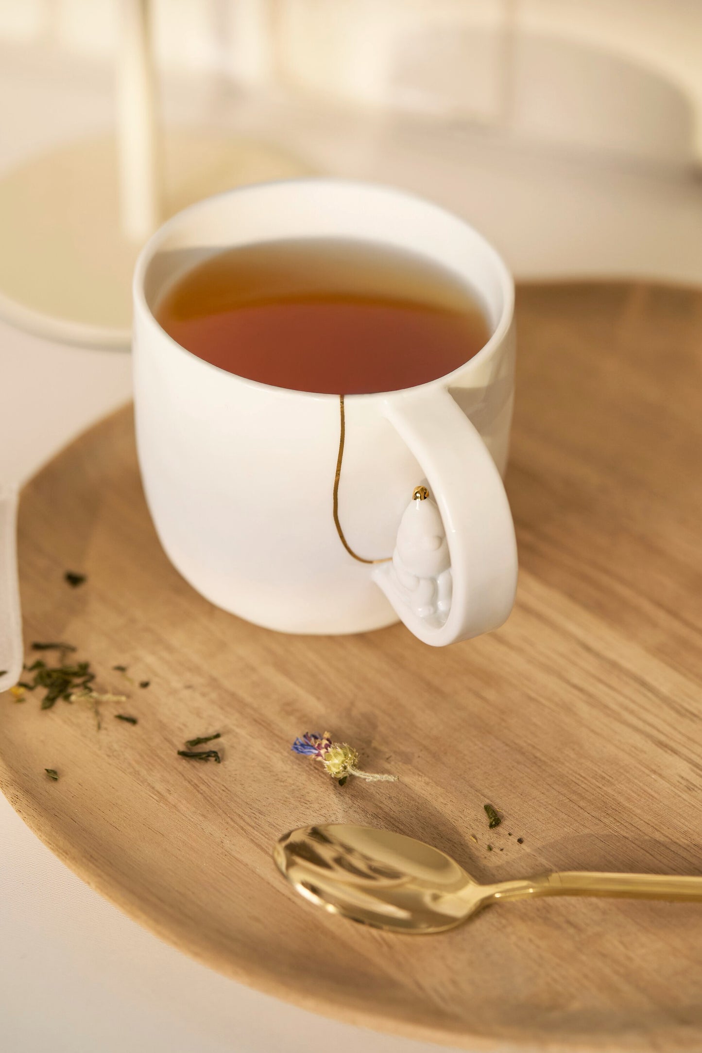 Tasse Santa von räder design – Weihnachtlicher Porzellanbecher mit goldenen Details